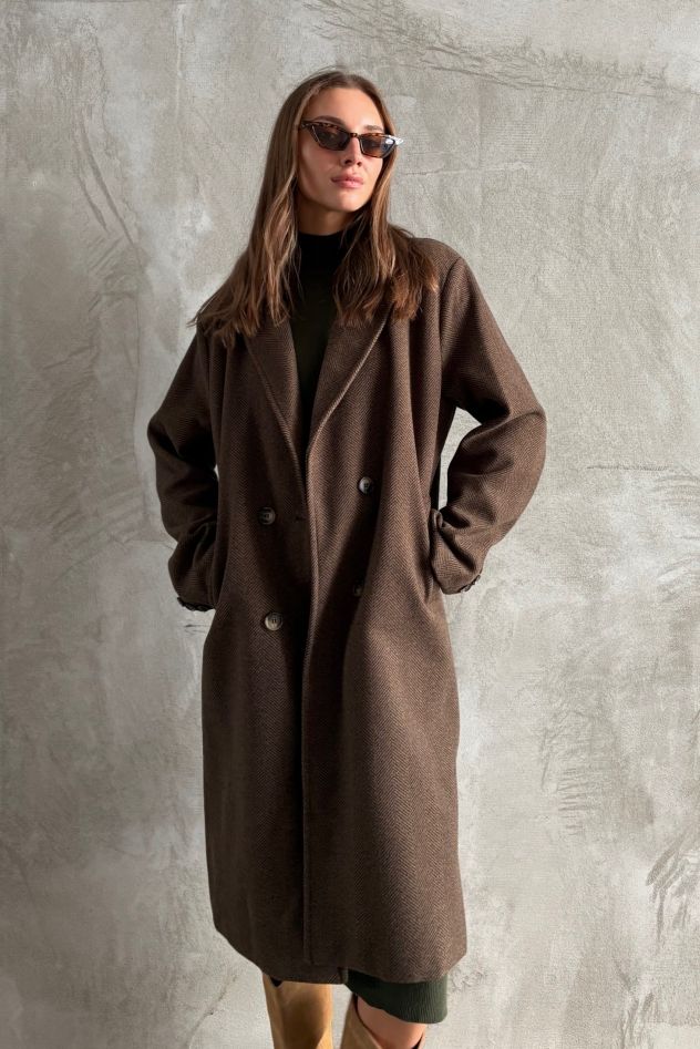 Wełniany płaszcz w jodełkę brązowy dopasowany DREAM