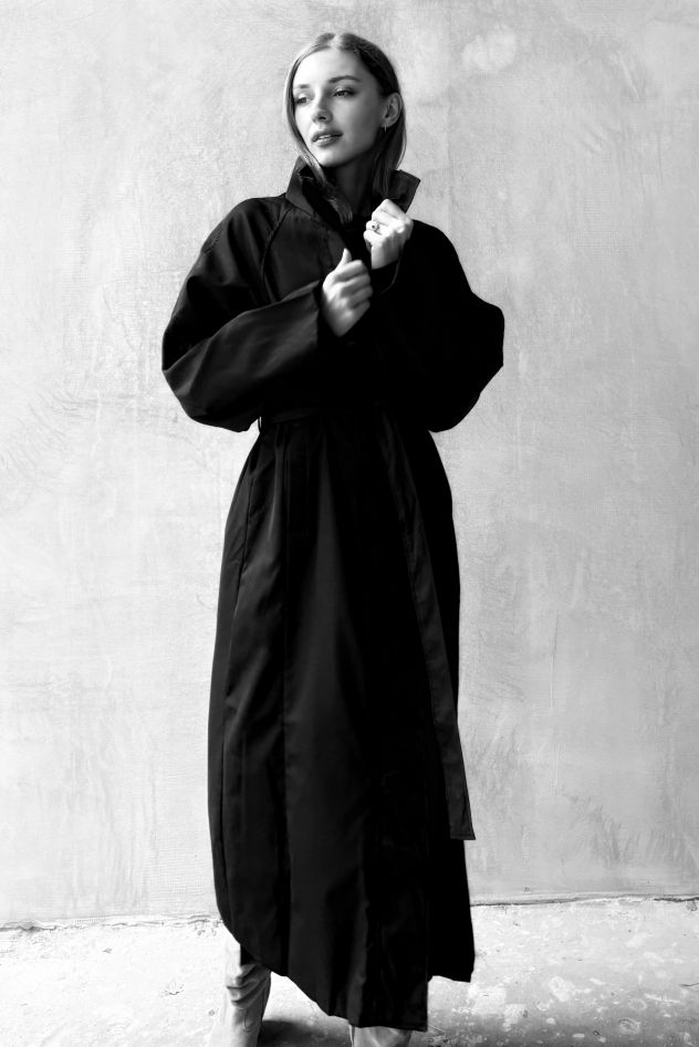 Czarny płaszcz oversize trench ze stójką bawełniany na guziki 