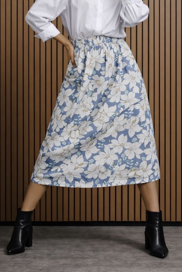 Bawełniana błękitno-biała spódnica w kolorowe kwiaty lilie