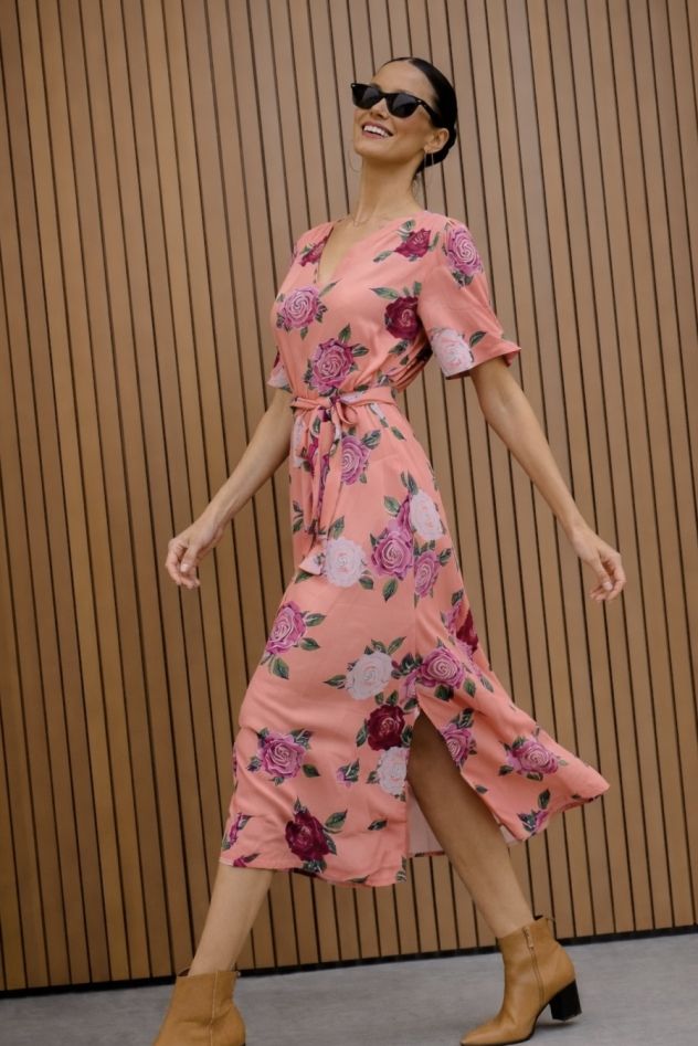 Wiskozowa sukienka w róże z poduszkami i marszczeniem na ramionach oraz krótkim rękawem TRES CHIC