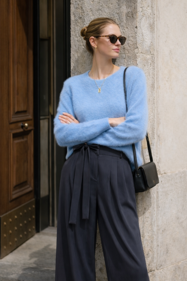 Niebieski wiosenny ponadczasowy kaszmirowy sweter z okrągłym dekoltem z długim rękawem