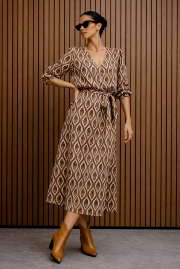 Sukienka z rozcięciem aksamitna w dotyku wiskozowa z błękitno-beżowym wzorem w łezki TRES CHIC 