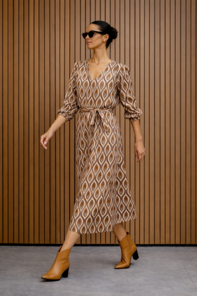 Sukienka z rozcięciem aksamitna w dotyku wiskozowa z błękitno-beżowym wzorem w łezki TRES CHIC 