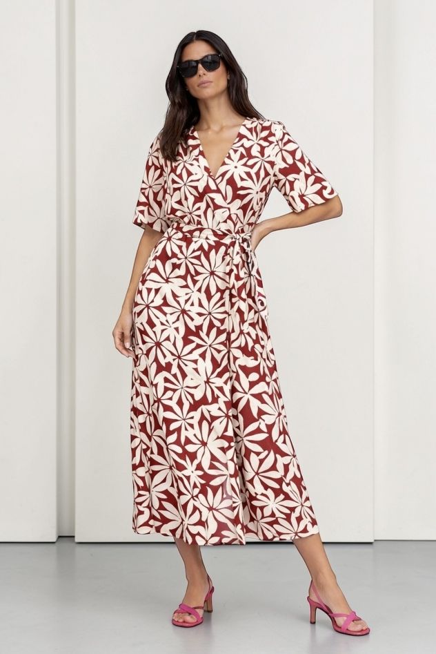 Wiskozowa sukienka rozszerzana MAXI na krótki rękaw burgundowo ceglasta w białe kwiaty z paskiem