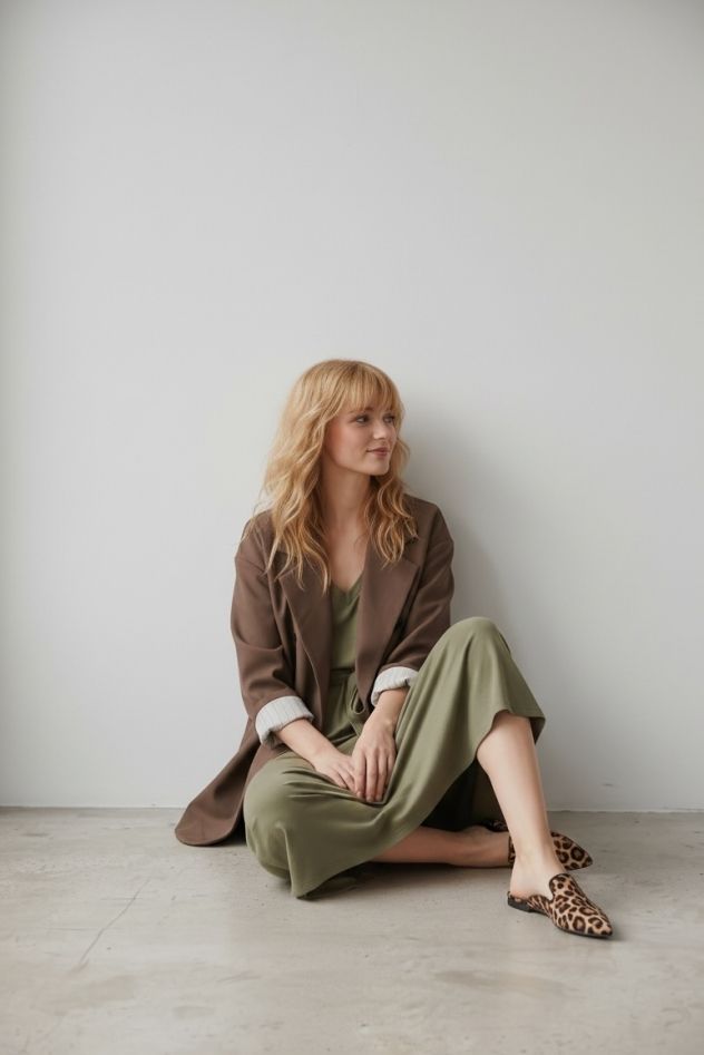 Shop the look Marynarko płaszczyk brąz z podszewką w paski i bawełniana zielona sukienka na ramiączka 