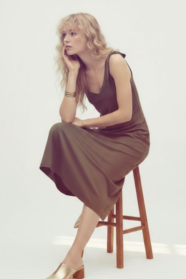 Bawełniana sukienka na ramiączka w kolorze khaki, ziemisto zielonym