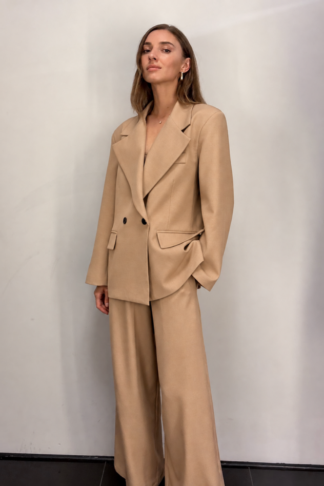 Marynarka oversize z szerokimi ramionami beżowa camel