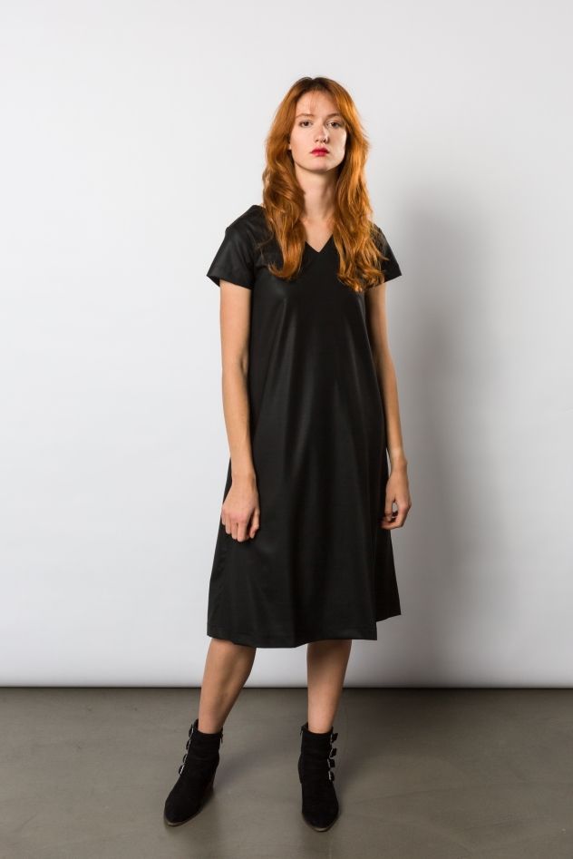 Czarna sukienka wełniana Simplicity Midi