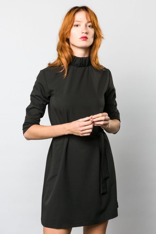 Mała czarna Sukienka z dekoltem i wycięciem na plecach oraz krótkim rękawem SIMPLICITY BLACK SHORT