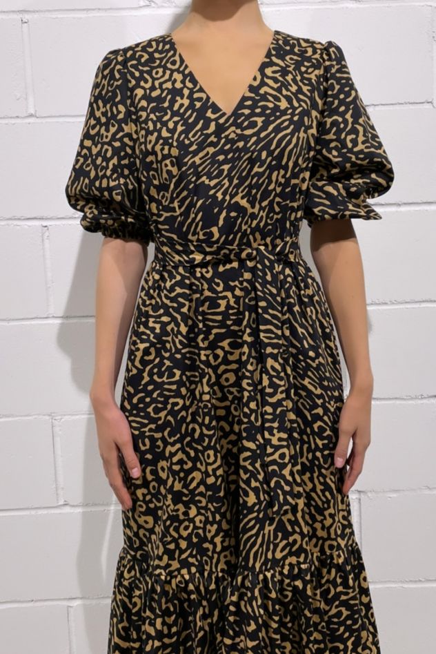 Wiskozowa camelowo czarna długa sukienka z falbaną w print lekko tygrysi