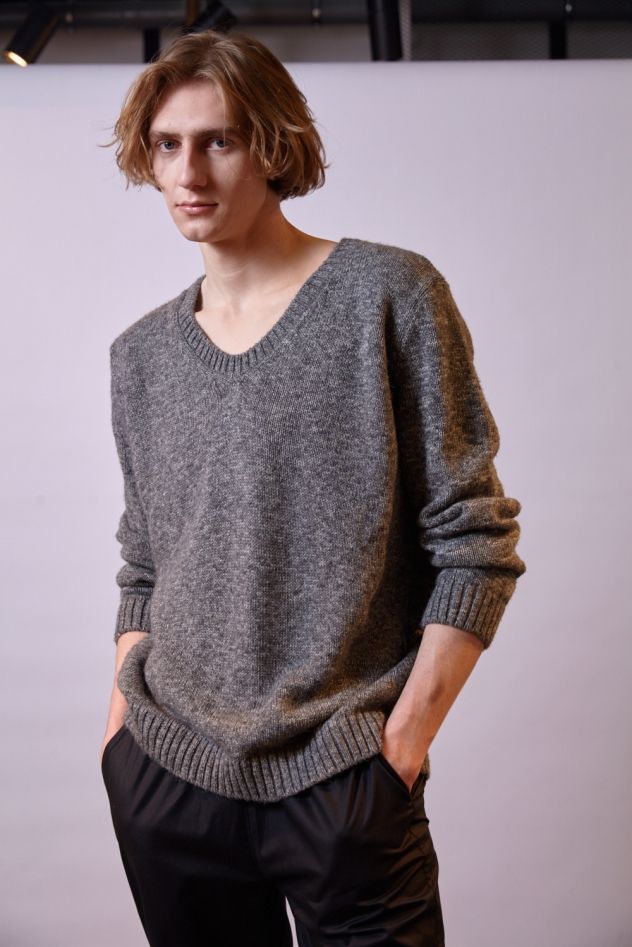 Męski sweter wełniany Grafitowo szary melanż z dekoltem V 