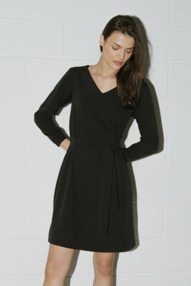Czarna sukienka Simplicity black z długim rękawem mała czarna od True Color