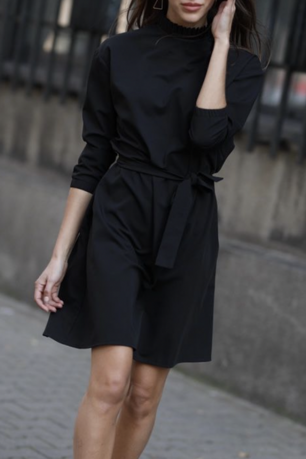 Czarna sukienka ze stójką charming dress black