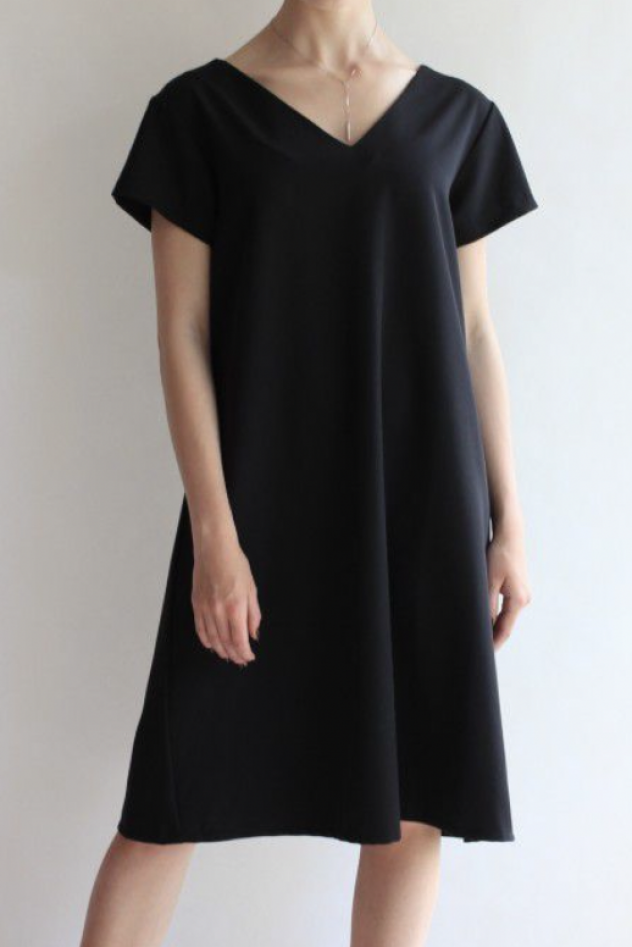 Mała czarna Sukienka z dekoltem i wycięciem na plecach oraz krótkim rękawem SIMPLICITY BLACK SHORT