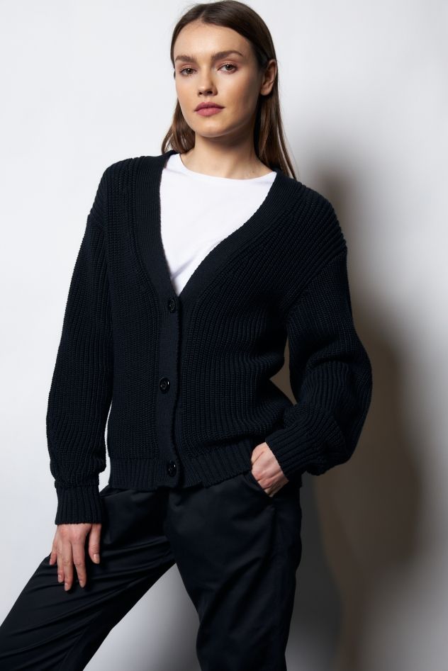 Czarny sweter bawełniany kardigan z guzikami z dekoltem V