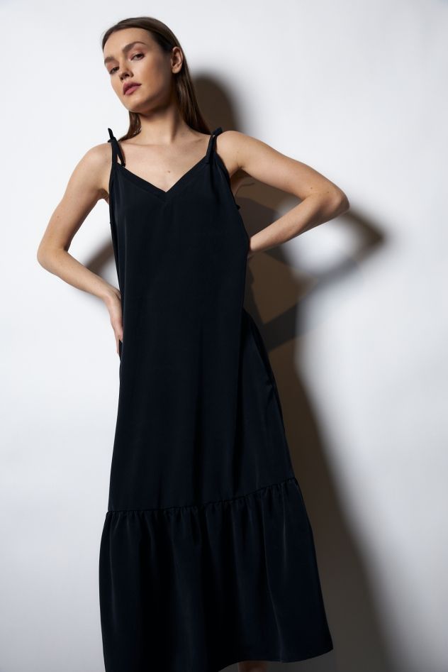 Prosta Jedwabna długa czarna sukienka na regulowanych ramiączkach