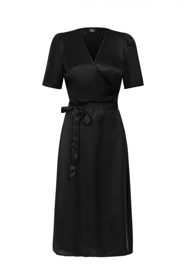 Czarna sukienka kopertowa z paskiem z lekko połyskującego tencelu