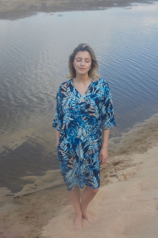 Wiskozowa letnia niebieska sukienka egzotyczne w liście 