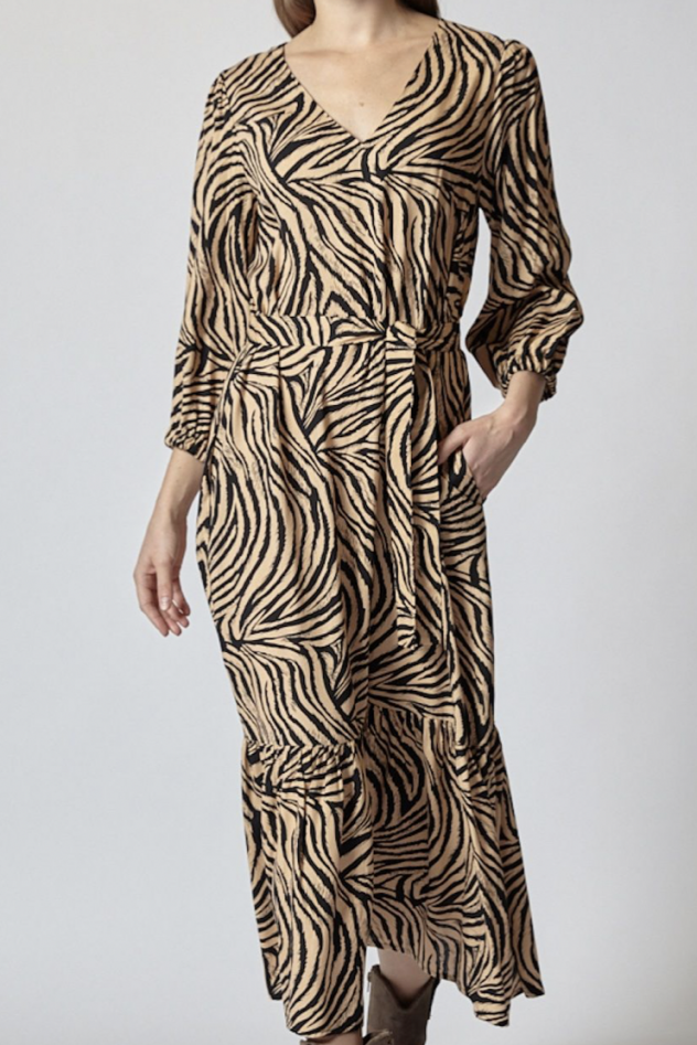 Wiskozowa camelowo czarna długa sukienka z falbaną w print lekko tygrysi