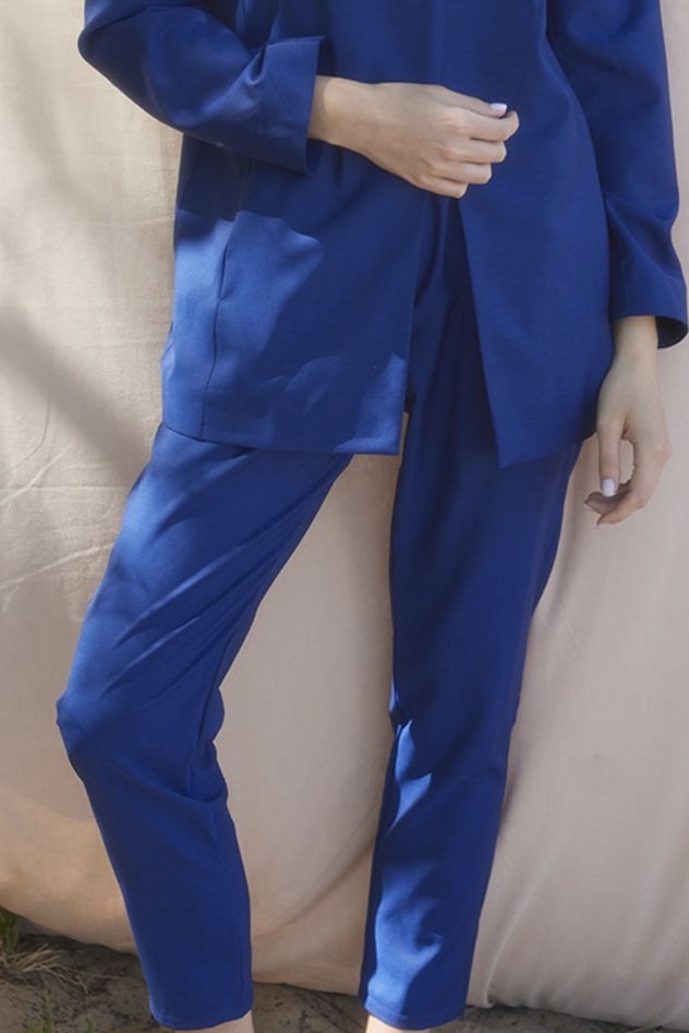 Błękitne niebieskie chabrowe lekkie spodnie wełniane wełna 100% włoska