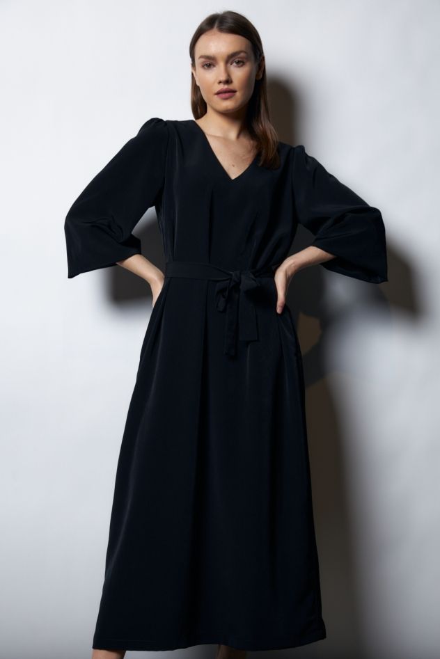 Długa maxi czarna gładka jedwabna sukienka z lekkimi bufkami i rękawem 3/4 oraz paskiem