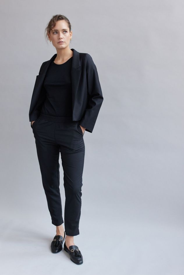 Krótka marynarka wełniana czarna bez guzików LOOSE & Elegance SHORT