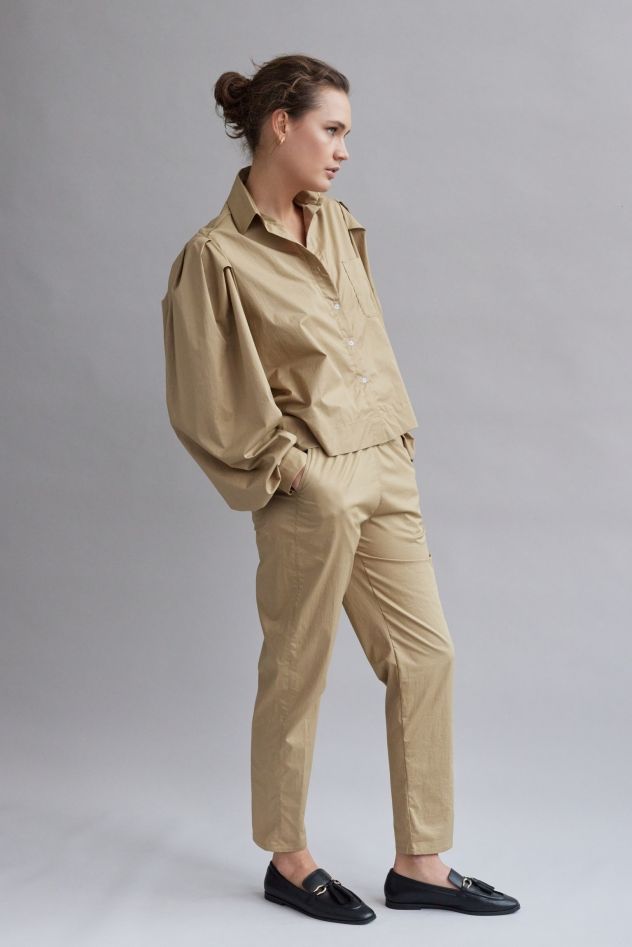 Camelowe spodnie Loose bawełniane cienkie z gumką na łydce