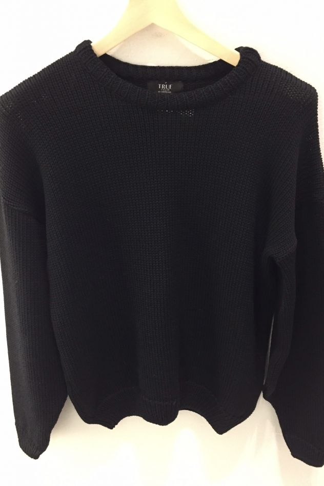 Wełniany 100% wełny merino czarny sweter z okrągłym dekoltem  oversize