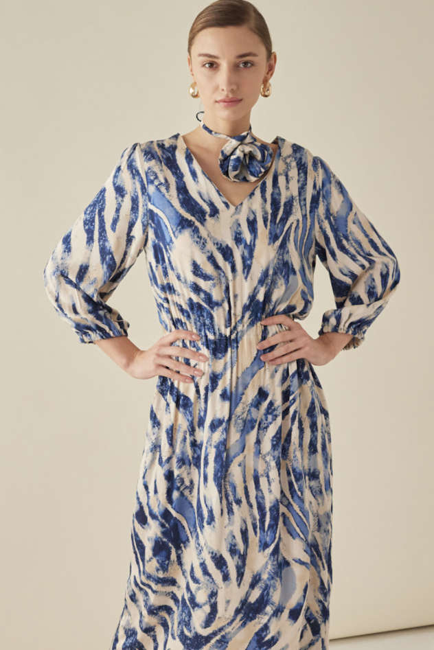 Wiskozowa sukienka jedwabna w dotyku Niebiesko-Błękitno-białe maziaje z paskiem i gumką w talii na modelce