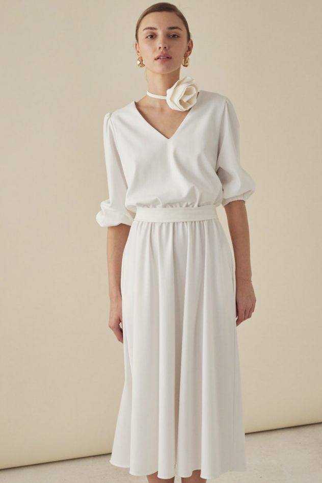 Biała śmietankowa sukienka z gumką w talii i chokerem ręcznie robionym w kształcie róży