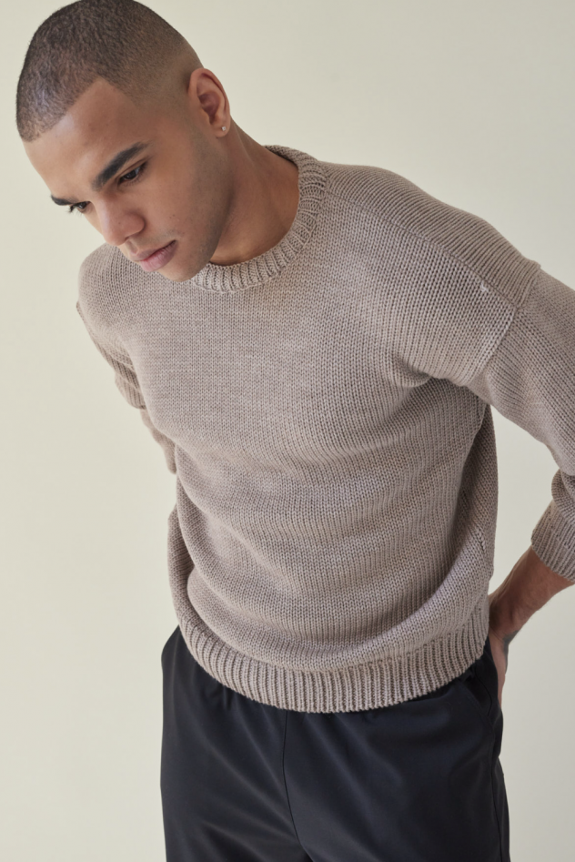 Wełniany unisex sweter 100% wełny merino taupe, jasny brąz, cappuccino z okrągłym dekoltem oversize