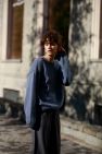 Bawełniany 100% naturalny niebiesko jeansowy sweter z okrągłym dekoltem oversize z naturalnej dzianiny bawełnianej