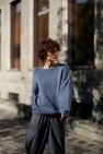 Bawełniany 100% naturalny niebiesko jeansowy sweter z okrągłym dekoltem oversize z naturalnej dzianiny bawełnianej