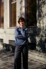 Bawełniany 100% naturalny niebiesko jeansowy sweter z okrągłym dekoltem oversize z naturalnej dzianiny bawełnianej