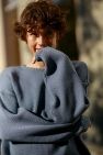 Bawełniany 100% naturalny niebiesko jeansowy sweter z okrągłym dekoltem oversize z naturalnej dzianiny bawełnianej