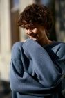 Bawełniany 100% naturalny niebiesko jeansowy sweter z okrągłym dekoltem oversize z naturalnej dzianiny bawełnianej
