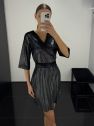 Elegancka Sukienka miła w dotyku czarno srebrna błyszcząca - z paskiem  o delikatnym połysku 
