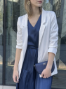 Biała bawełniana marynarka z wiskozową podszewką LOOSE& Elegance luźna z kieszeniami bez zapięcia gładka