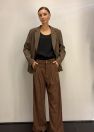 Brązowe spodnie sztruksowe szerokie z zakładkami i suwakiem