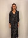 Wiskozowa sukienka czarna w białe groszki CELEBRATION z falbaną i paskiem