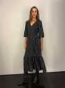 Wiskozowa sukienka czarna w białe groszki CELEBRATION z falbaną i paskiem
