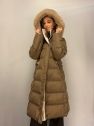 Puchowa długa kurtka rozszerzana w jasnym kawowo-brązowym kolorze z kapturem i futerkiem 