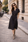 Wiskozowa sukienka czarna w białe groszki rozszerzana luźna z delikatnym wiązaniem pod biustem przy talii