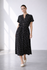 Wiskozowa sukienka czarna w białe groszki rozszerzana luźna z delikatnym wiązaniem pod biustem przy talii