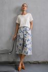 Bawełniane szerokie spodnie niebieskie w białe lilie pięć siódmych