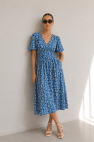 Niebieska Wiskozowa sukienka we wzór łączki z rozszerzanym rękawkiem krótkim i ściągaczem pod biustem