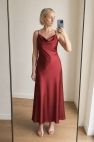 Sukienka bordowa elegancka zwiewna taliowane min z efektem wody THE FEMININE