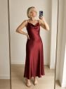 Sukienka bordowa elegancka zwiewna taliowane min z efektem wody THE FEMININE