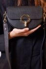 Skórzana torebka o półksiężycowym kształcie ze złotymi okuciami