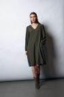Zielona khaki gładka jedwabna prosta sukienka do kolan z bufkami